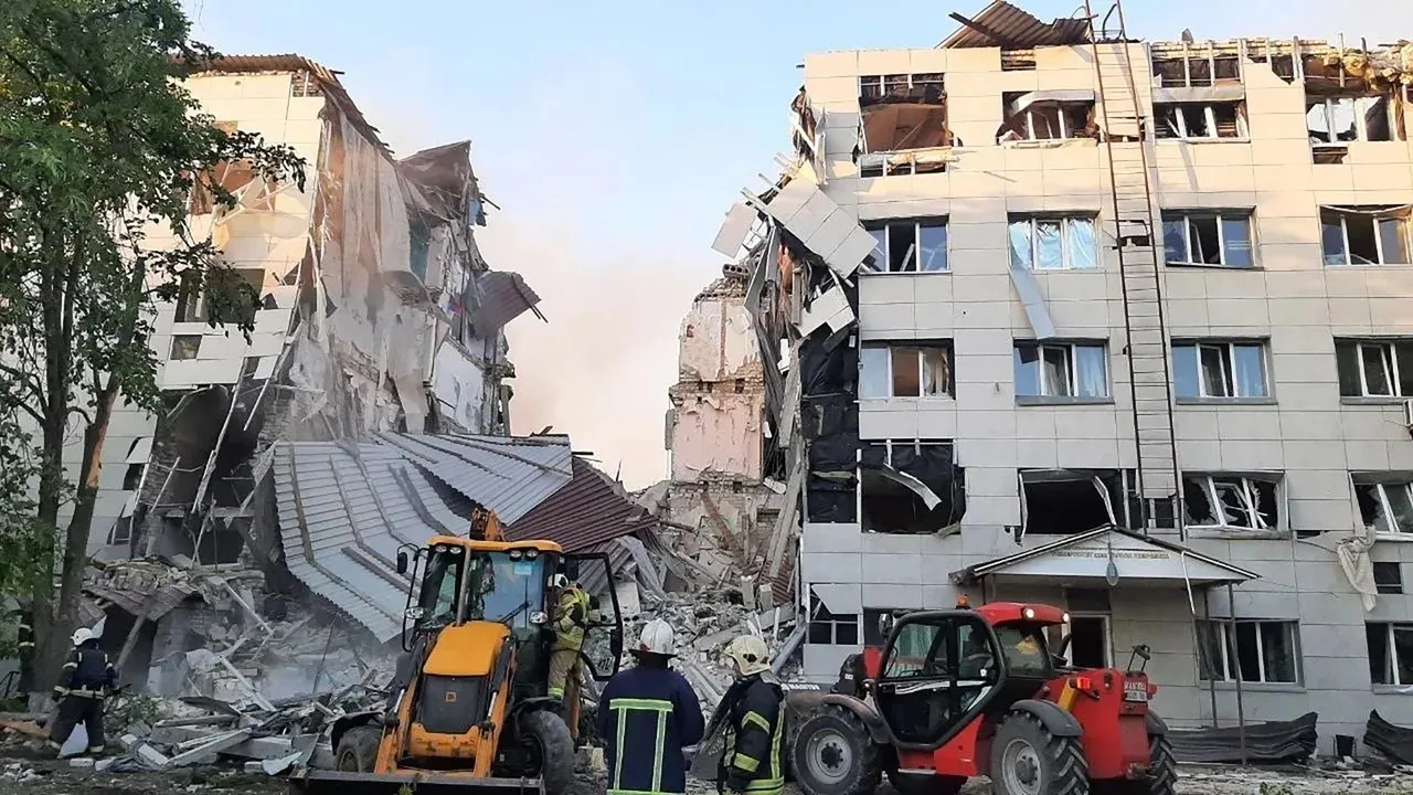Ukrayna İHAsı Luhanskta bir okula düştü! Ölü ve yaralı öğrenciler var