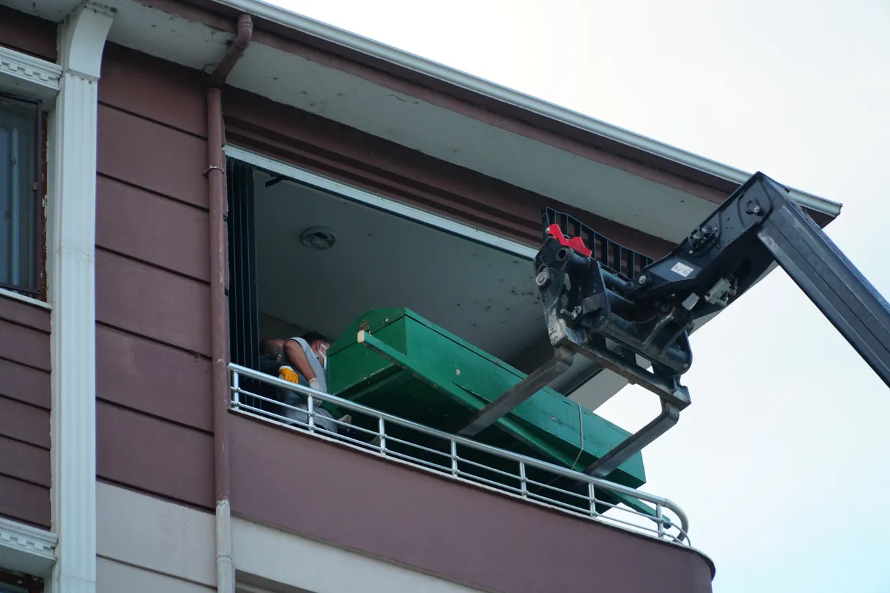 Yalnız yaşayan adamın acı sonu! Cenazesi teleskopik forkliftle çıkarıldı