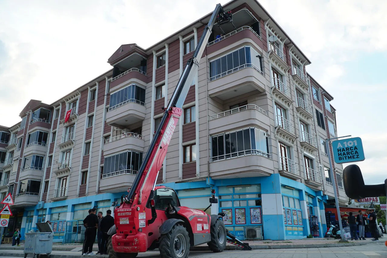Yalnız yaşayan adamın acı sonu! Cenazesi teleskopik forkliftle çıkarıldı