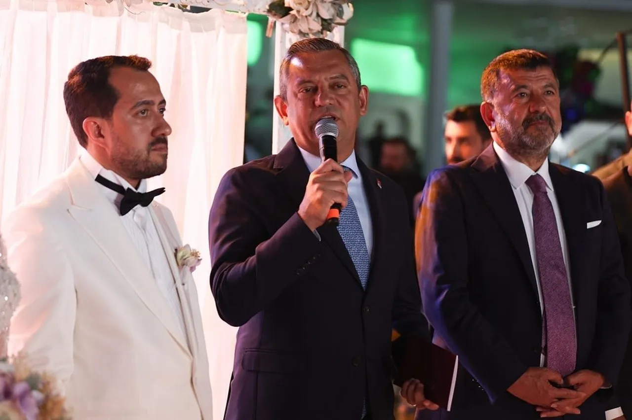 (Soldan sağa) Gaffar Çiçek, Özgür Özel, Veli Ağbaba (ARŞİV)