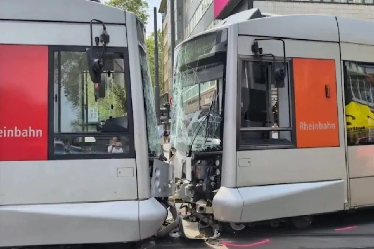 Almanya'da iki tramvay çarpıştı! Çok sayıda yaralı var