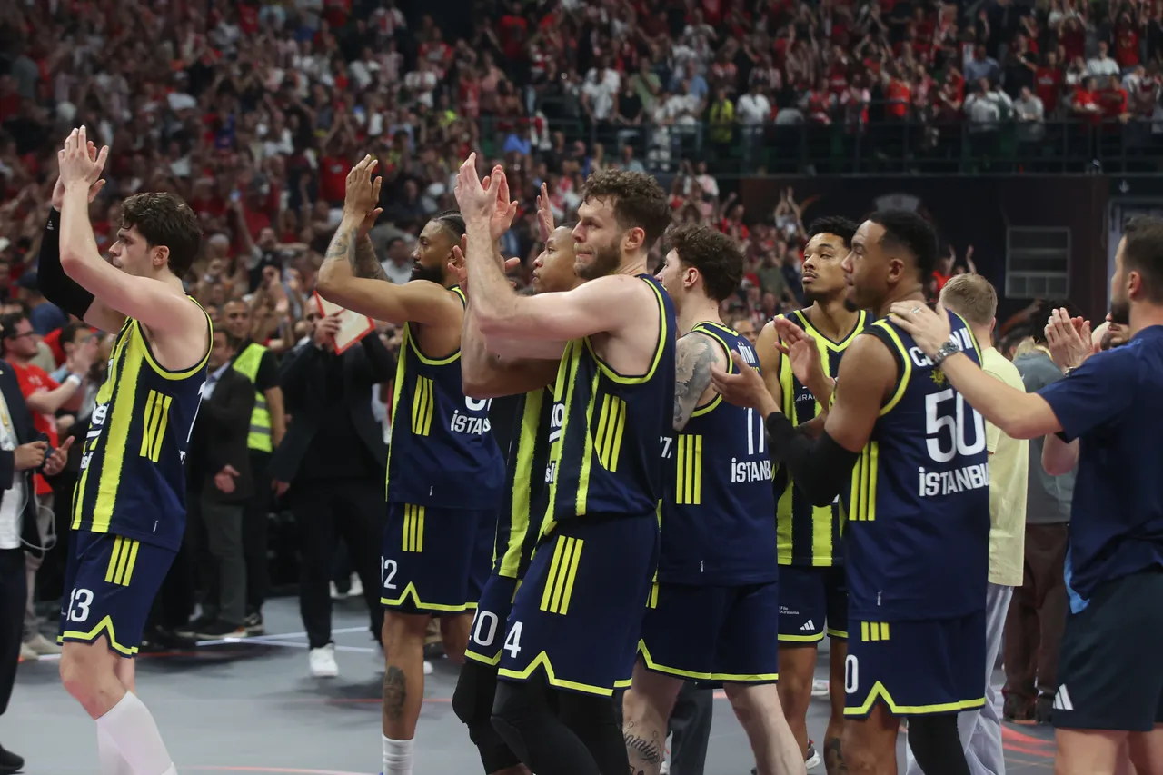Fenerbahçe Beko, EuroLeague Final Four yarı finalinde Olympiakos'a 79-61 yenildi. Maç sonunda sarı-lacivertli ekibin oyuncuları, kendi taraftarlarını alkışladı.