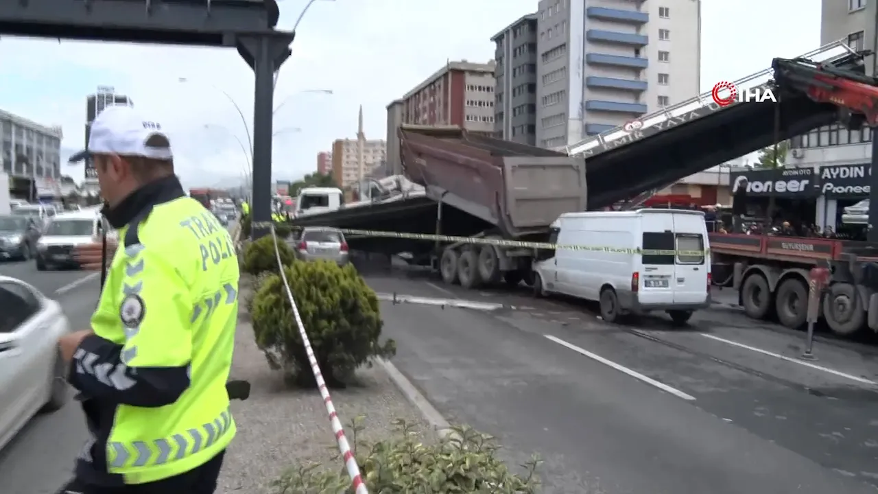 Ankara'da korkutan kaza! Damperi açık kamyon üst geçidi yıktı, 3 kişi yaralandı