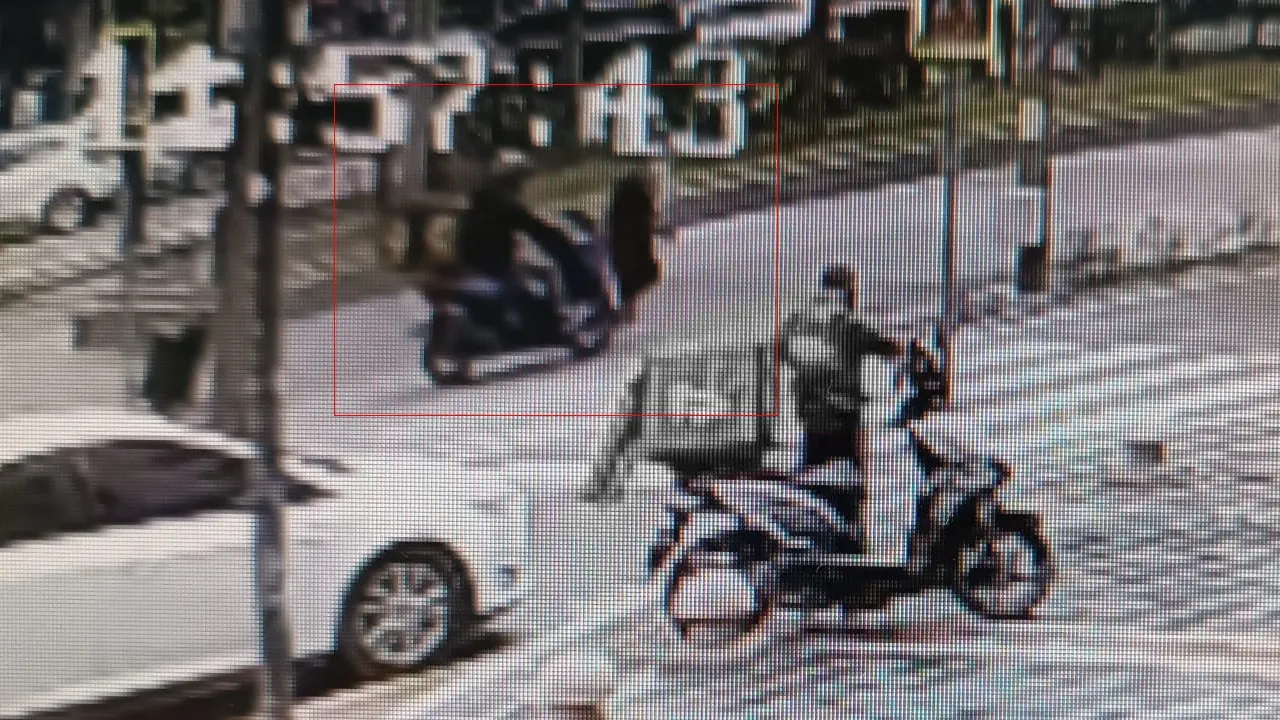 Batman'da yaya geçidinde kaza! Motosikletin kadına çarptığı anlar kamerada