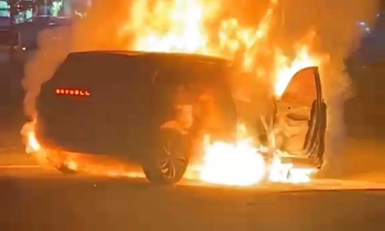 Diyarbakır'da korkutan olay! Alevlere teslim olan elektrikli SUV battaniye ile söndürüldü