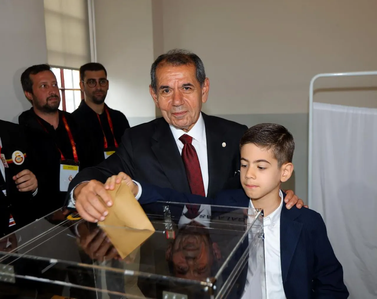 Dursun Özbek, olağan seçim toplantısında oyunu 1 numaralı sandıkta kullandı.