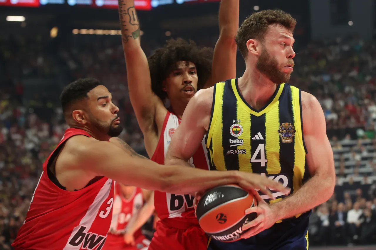 Basketbol Avrupa Ligi (EuroLeague) Dörtlü Final organizasyonundaki ilk maçta Fenerbahçe Beko, Yunanistan ekibi Olympiakos'a 79-61 mağlup oldu.
