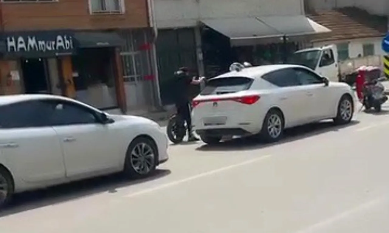 İnegöl'de trafikte tansiyon yükseldi! Yol verme kavgasını vatandaşlar güçlükle ayırdı