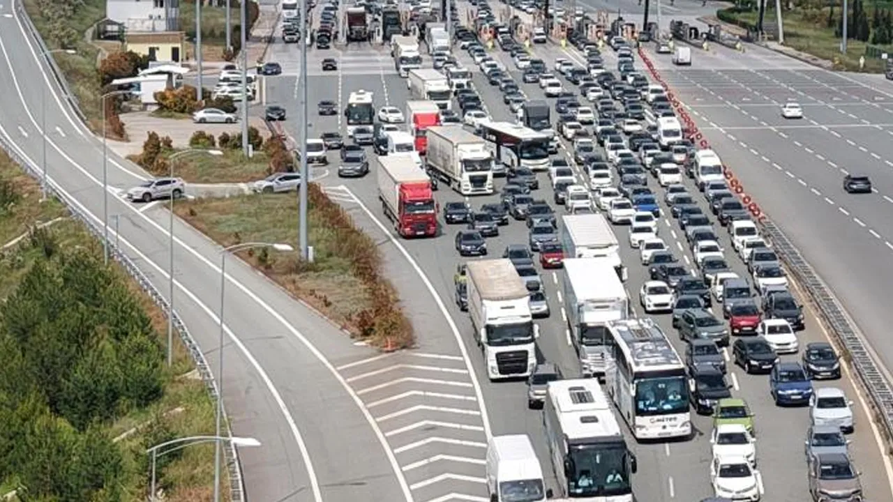  İstanbul’dan kaçış trafiği: Otoyollarda kilometrelerce kuyruk oluştu