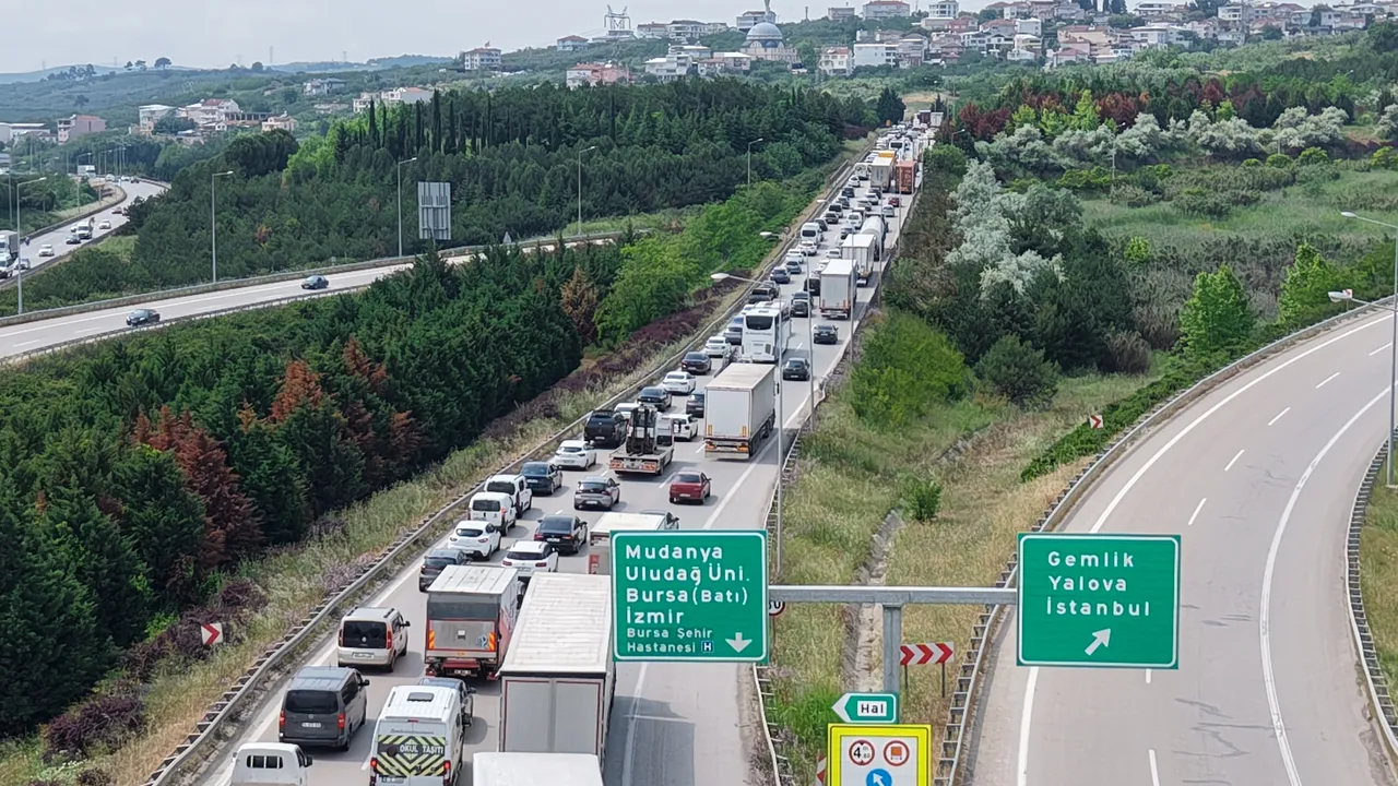 İstanbul’dan kaçış trafiği: Otoyollarda kilometrelerce kuyruk oluştu