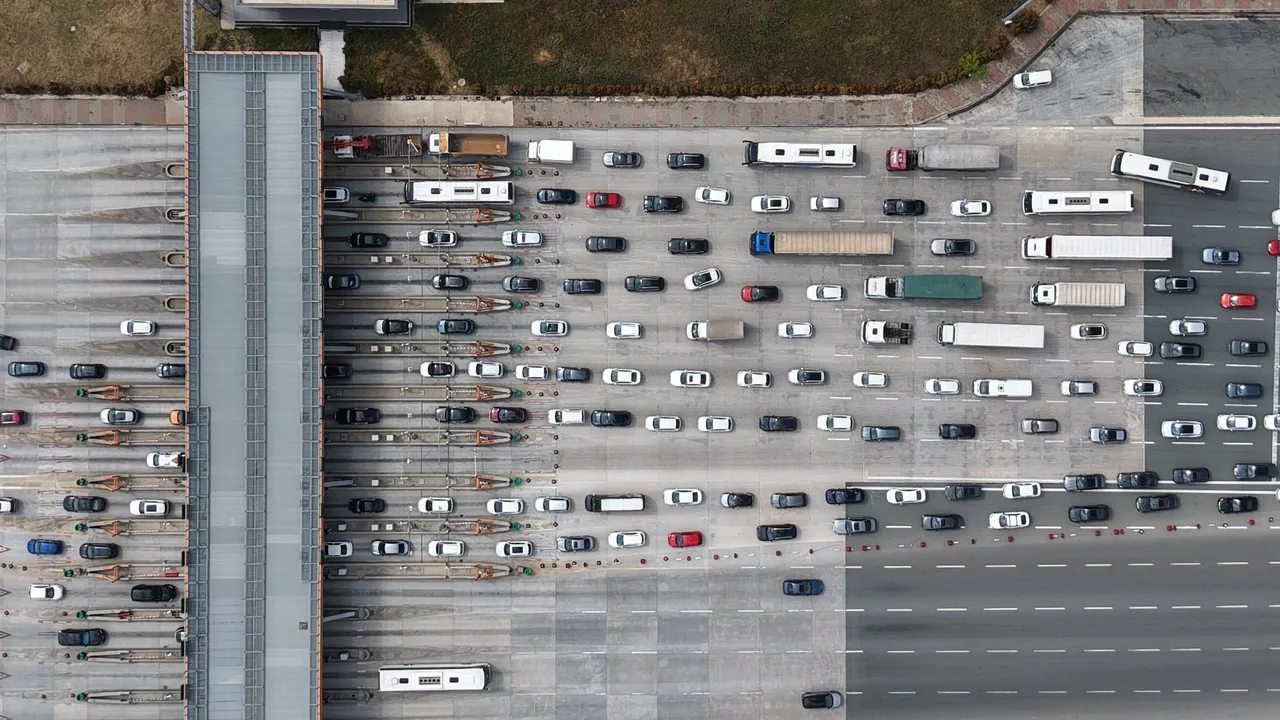 İstanbul’dan kaçış trafiği: Otoyollarda kilometrelerce kuyruk oluştu