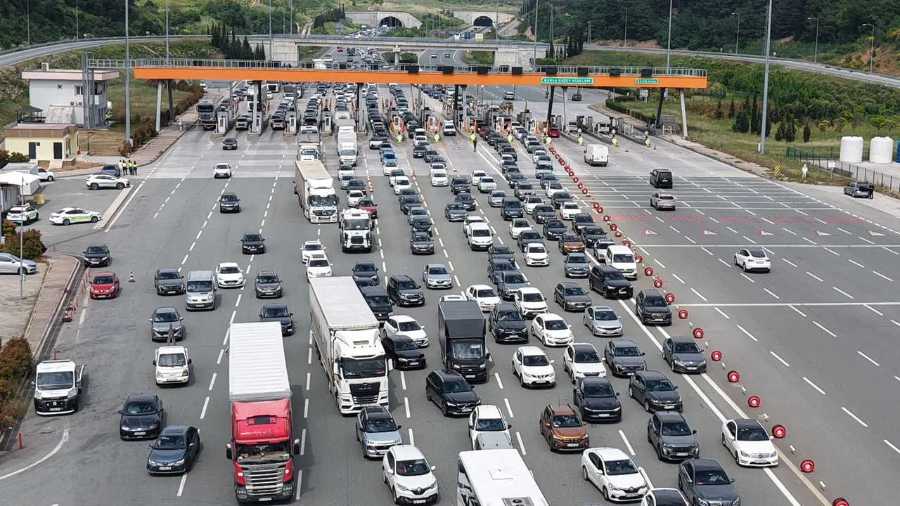 İstanbul’dan kaçış trafiği: Otoyollarda kilometrelerce kuyruk oluştu