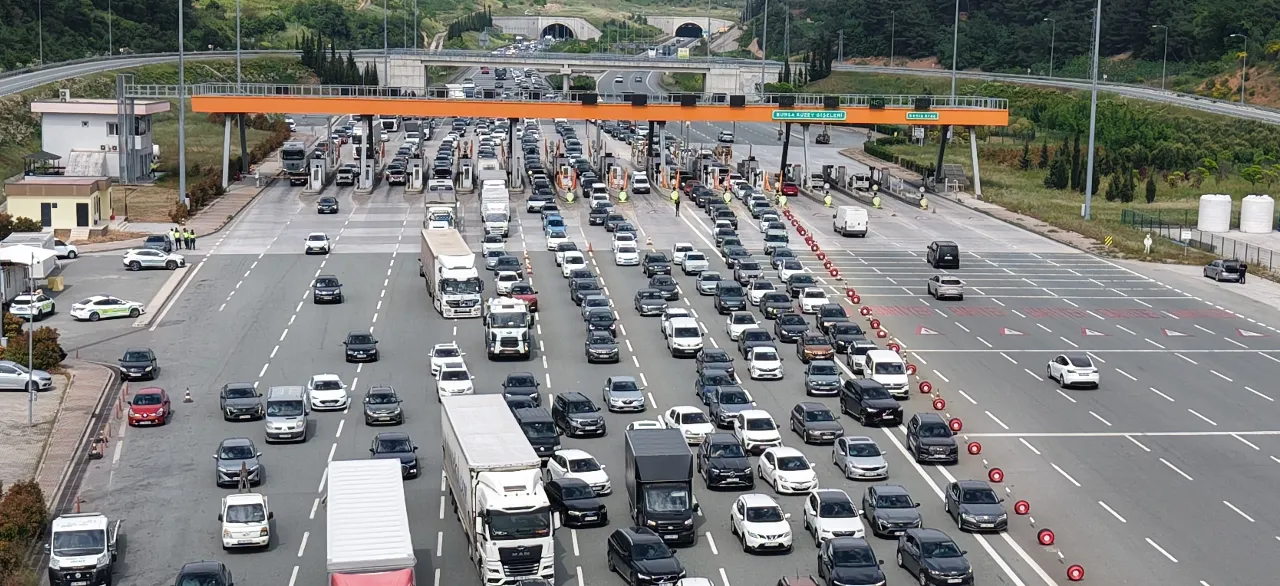 İstanbul'dan kaçış yolları kilitledi! 9 günlük bayram tatili trafiği havadan görüntülendi