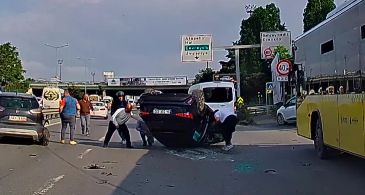 Kadıköy'de yürekleri ağza getiren anlar! Kontrolden çıkan otomobil takla attı