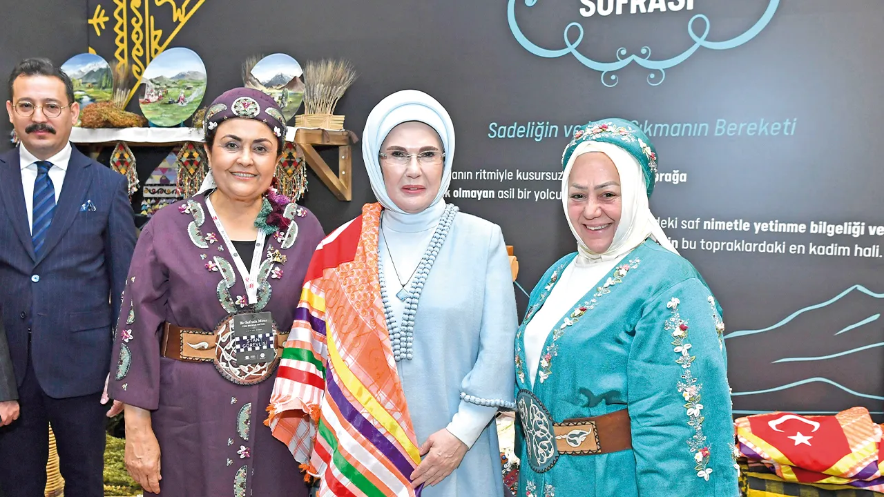 Cumhurbaşkanı Erdoğan’ın eşi Emine Erdoğan “Türk Mutfağı Haftası” kapsamında İstanbul’da düzenlenen “Bir Sofrada Miras” programına katıldı. Kültür ve Turizm Bakanı Mehmet Nuri Ersoy ile bir araya gelen Emine Erdoğan, etkinlik alanında yer alan stantları gezdi.