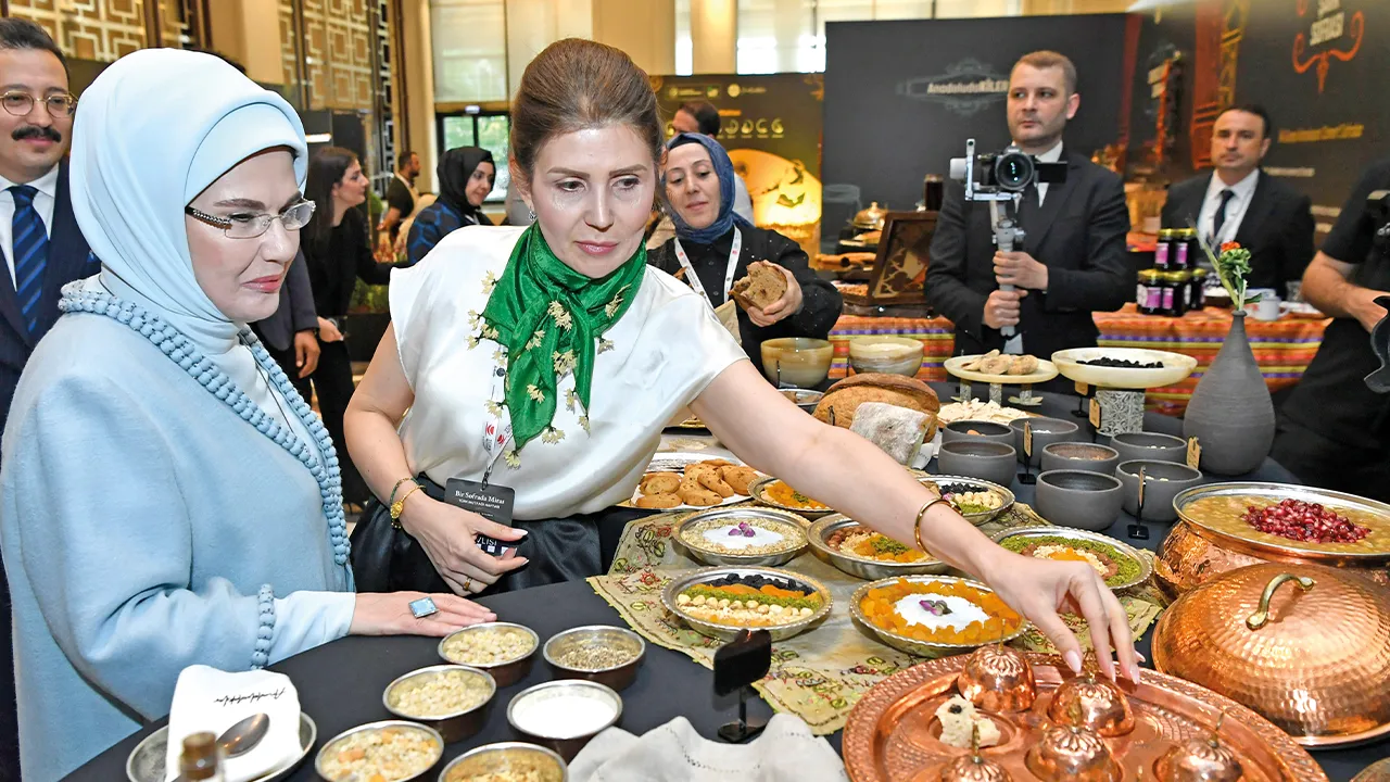 Ülkemiz gastronomik anlamda dünyanın en iyi üç mutfağı içerisinde olması gerekirken, ne yazık ki ilk on içerisinde bile değil. Emine Erdoğan’ın himayesinde gerçekleştirilen Türk Mutfağı Haftası önemli bir çıkış noktası olsa da kalıcı gastronomi kalitesi için kamu, yerel yönetimler ve şeflerin omuz omuza vermesi şart.