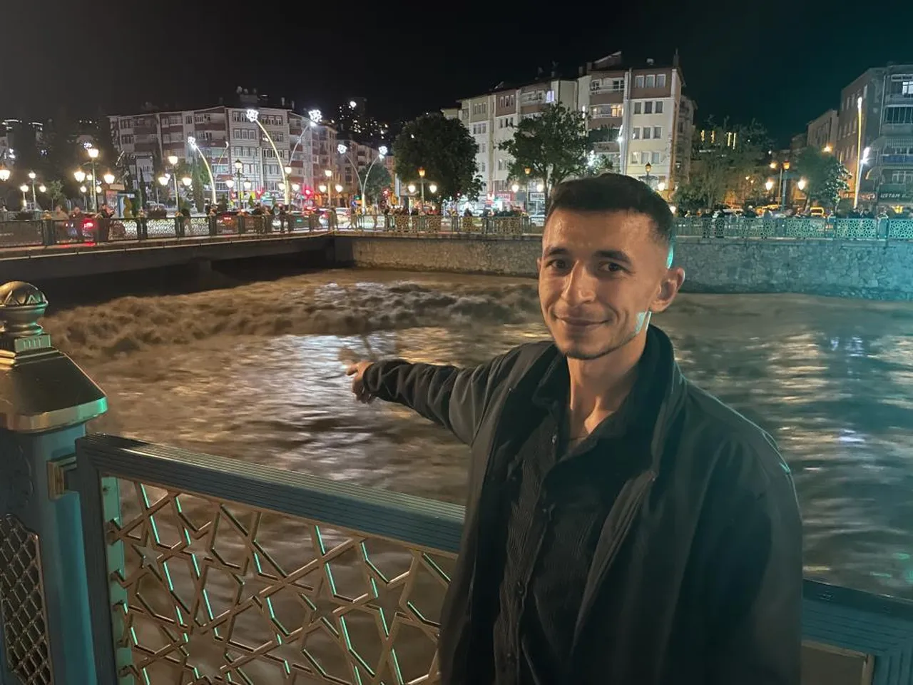 Kimse uyarıları dinlemedi! Eline telefonu alan Yeşilırmak'a gitti