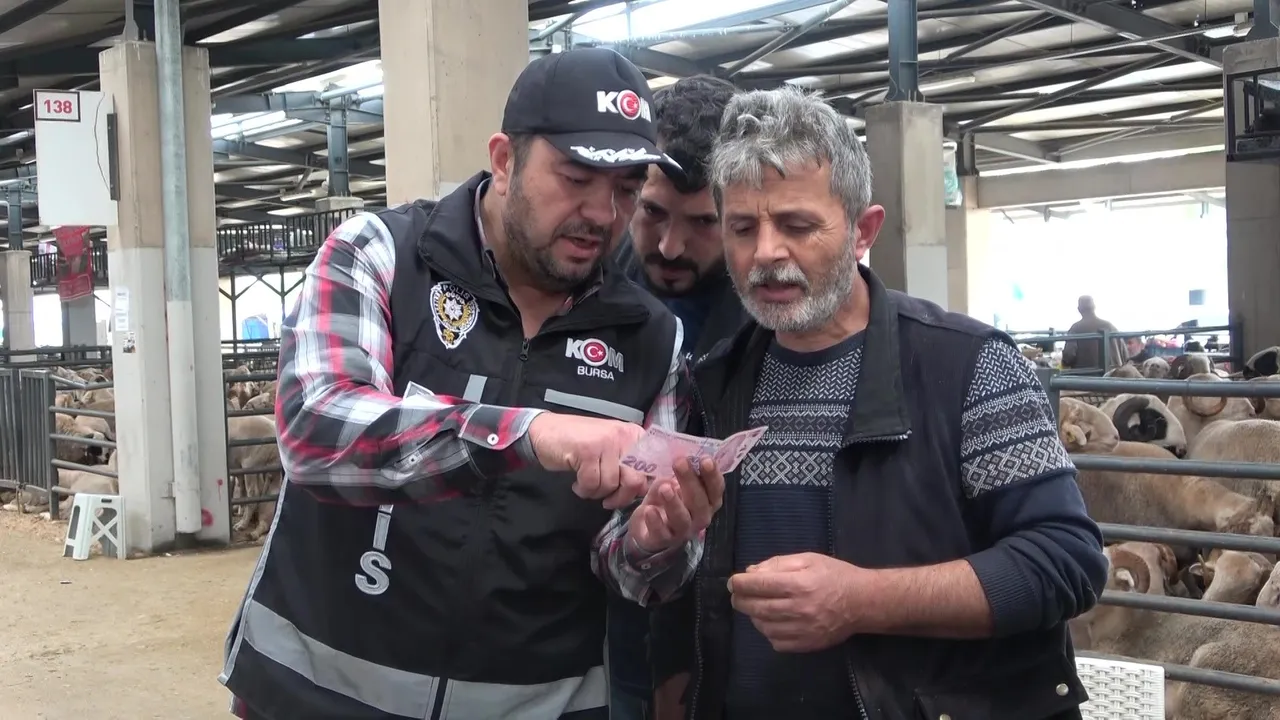 Mali polis çetin pazarlığa dahil oldu: 'Sahte para' uyarısı