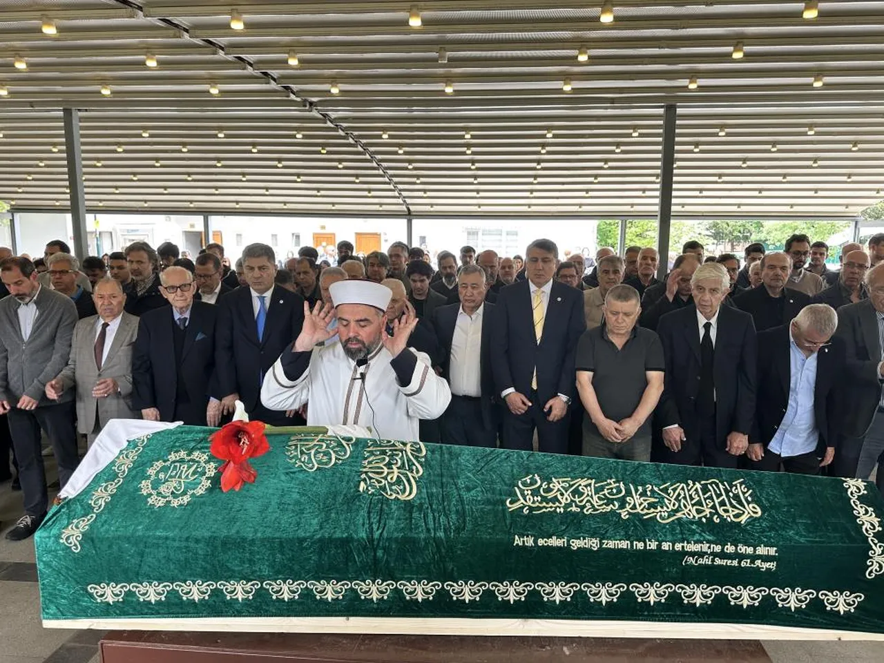 Şenes Ersik'in eşi Dilek Erzik, son yolculuğuna uğurlandı.