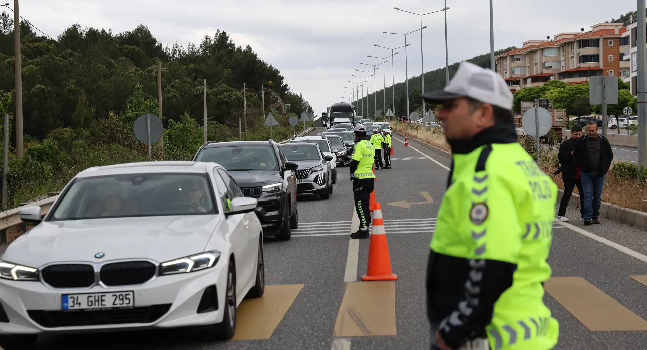 Tatili fırsat bilen oraya koştu: Oteller dolu, yollar kilit