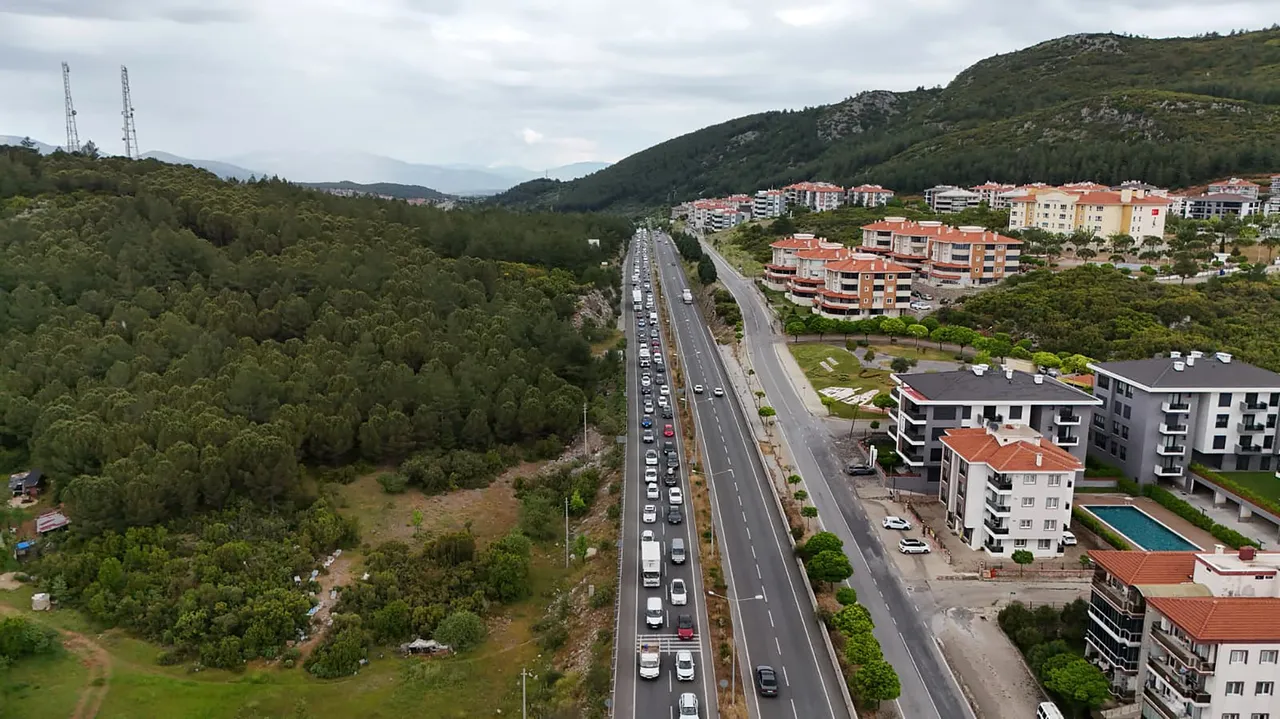 Tatili fırsat bilen oraya koştu: Oteller dolu, yollar kilit