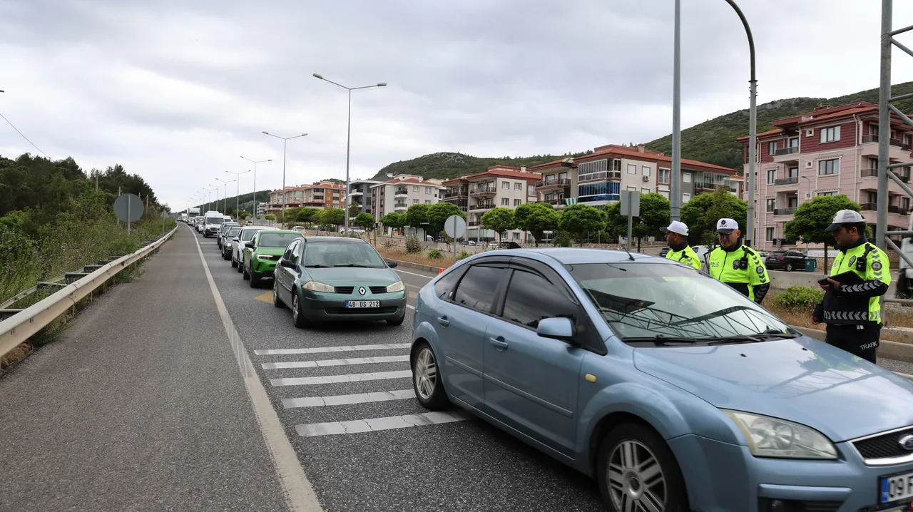 Tatili fırsat bilen oraya koştu: Oteller dolu, yollar kilit