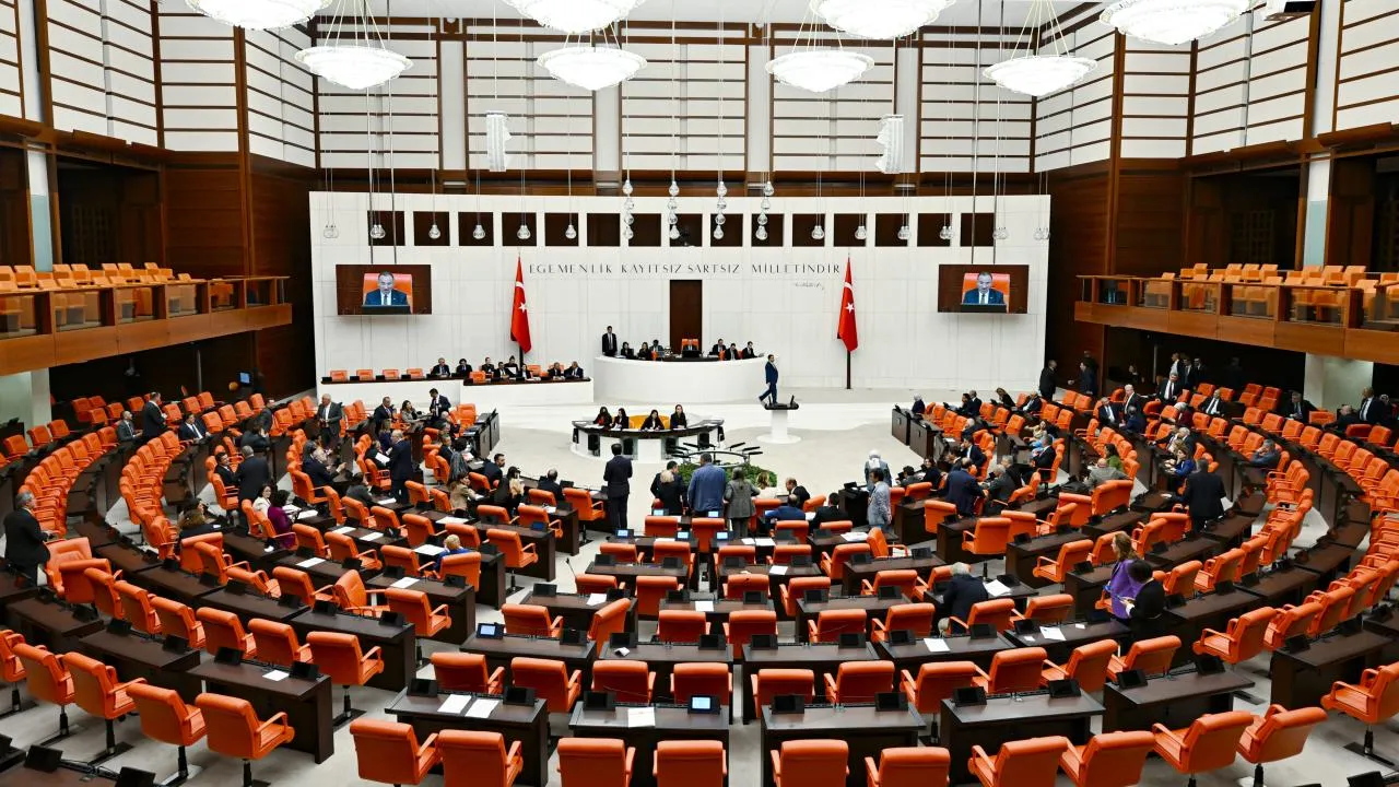 AK Partiden torba yasa reformu: Belediyeye taksitli satış, Emniyete 5,1 milyar TL tasarruf