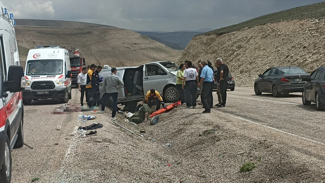 Bayram için yola çıkan aile dehşeti yaşadı! Minibüs devrildi: 1 ölü, 8 yaralı 