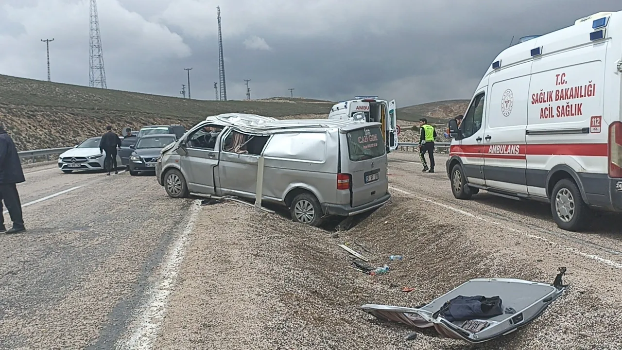 Bayram için yola çıkan aile dehşeti yaşadı! Minibüs devrildi: 1 ölü, 8 yaralı