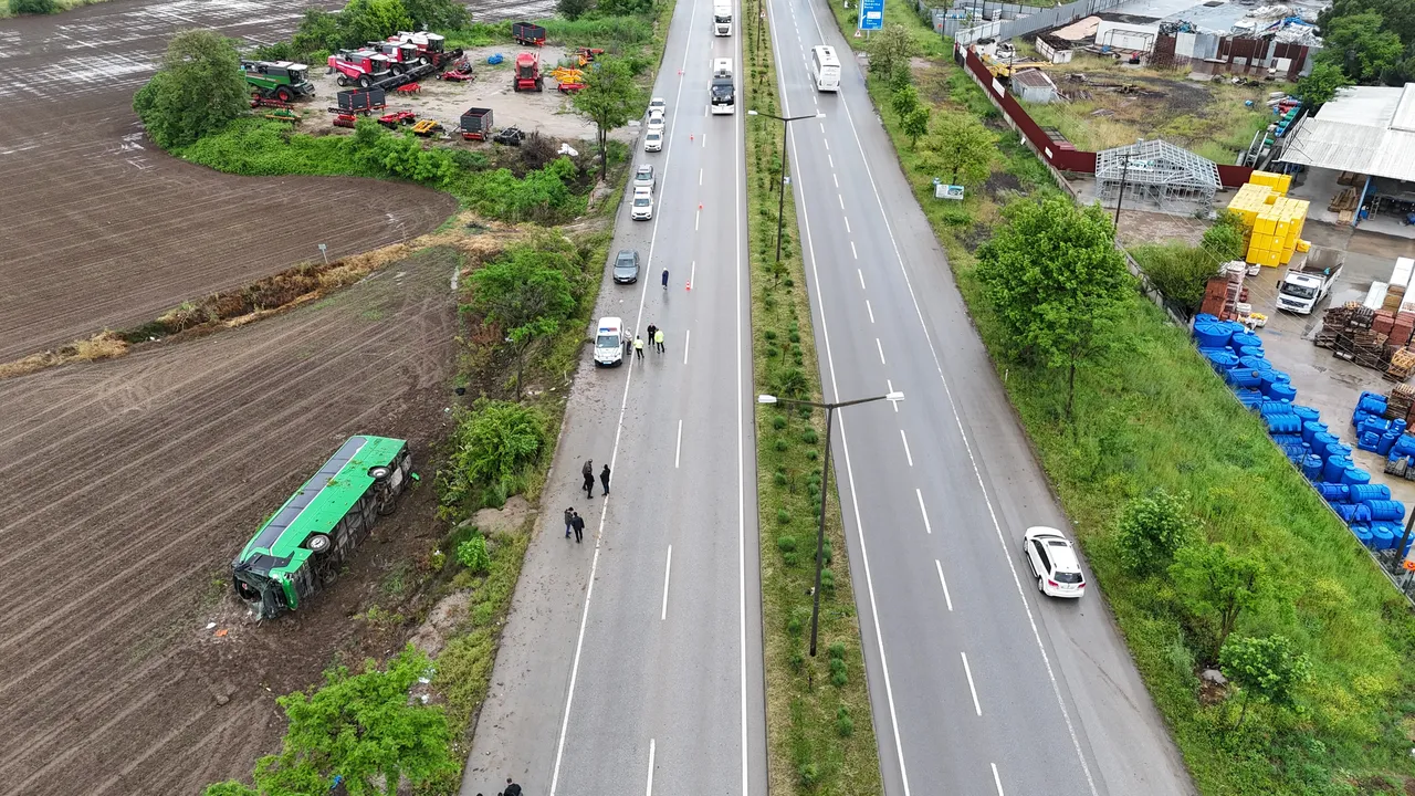 Çanakkalede otobüs tarlaya devrildi! 46 kişi yaralandı