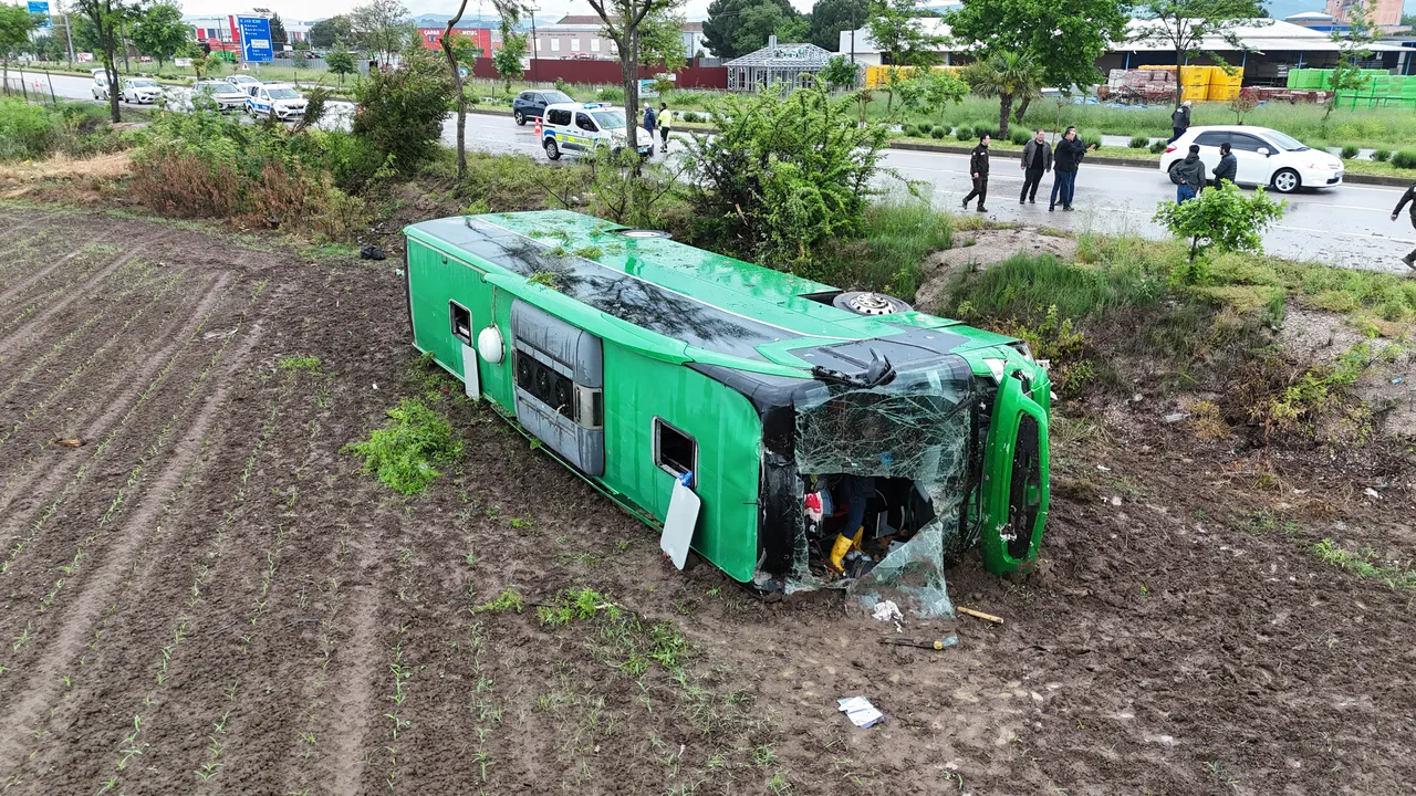 Çanakkalede otobüs tarlaya devrildi! 46 kişi yaralandı