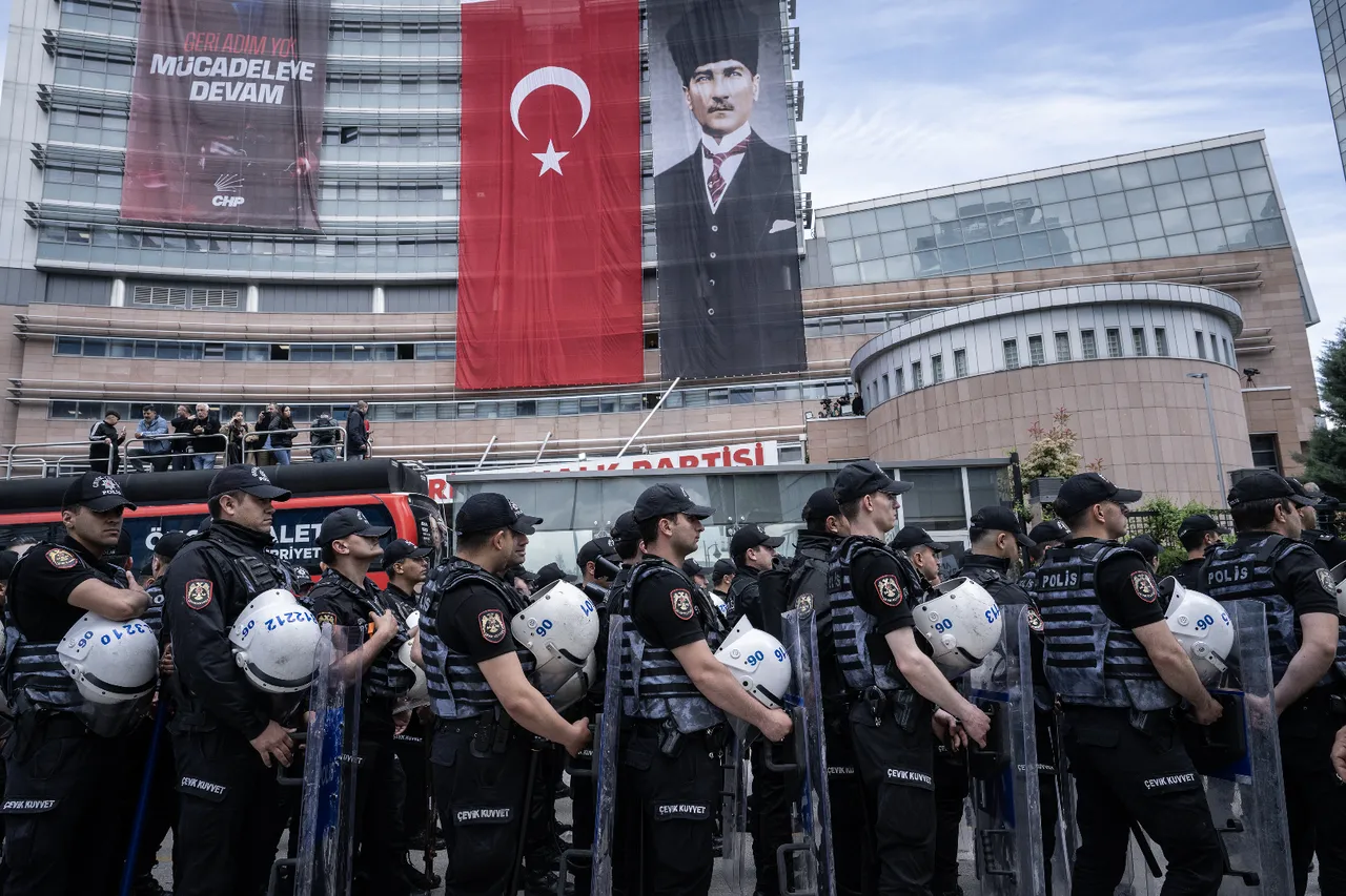 CHP Genel Merkezi'nde dikkat çeken anlar: Özgür Özel tebligatı yırttı!