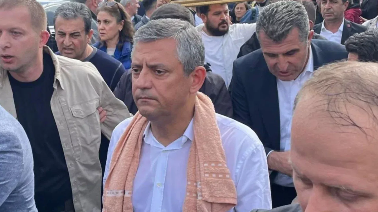 CHP Genel Merkezi'nde dikkat çeken anlar: Özgür Özel tebligatı yırttı!