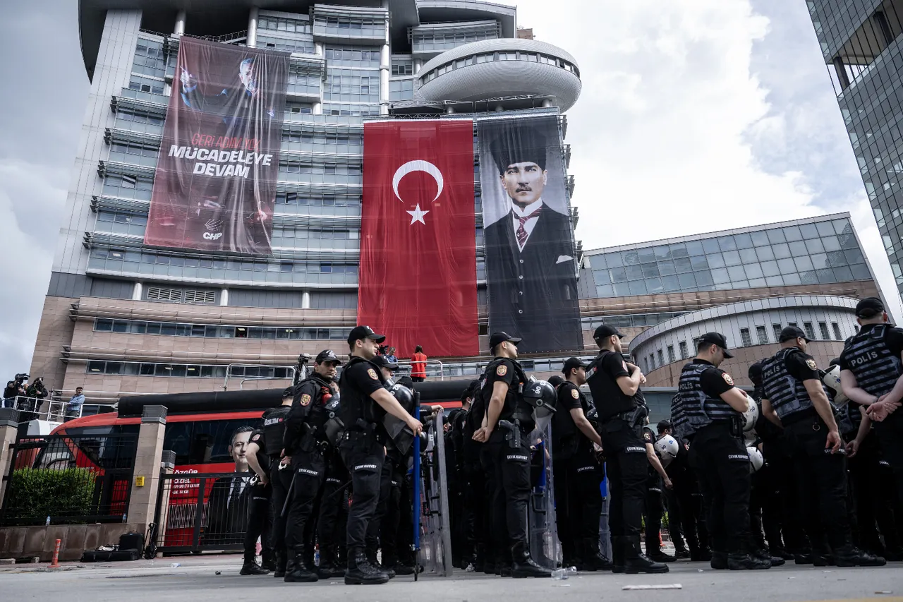 CHP Genel Merkezi'nde dikkat çeken anlar: Özgür Özel tebligatı yırttı!