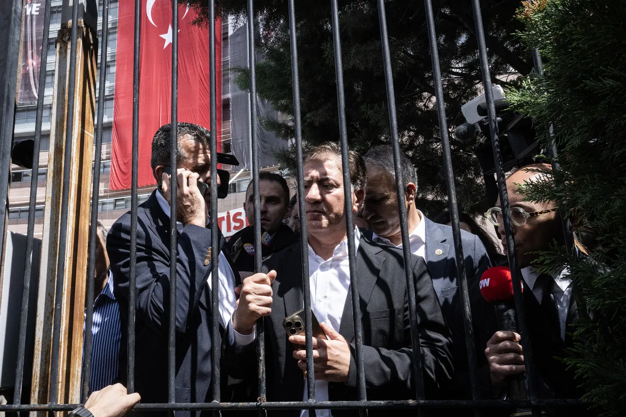 CHP Genel Merkezi'nde dikkat çeken anlar: Özgür Özel tebligatı yırttı!