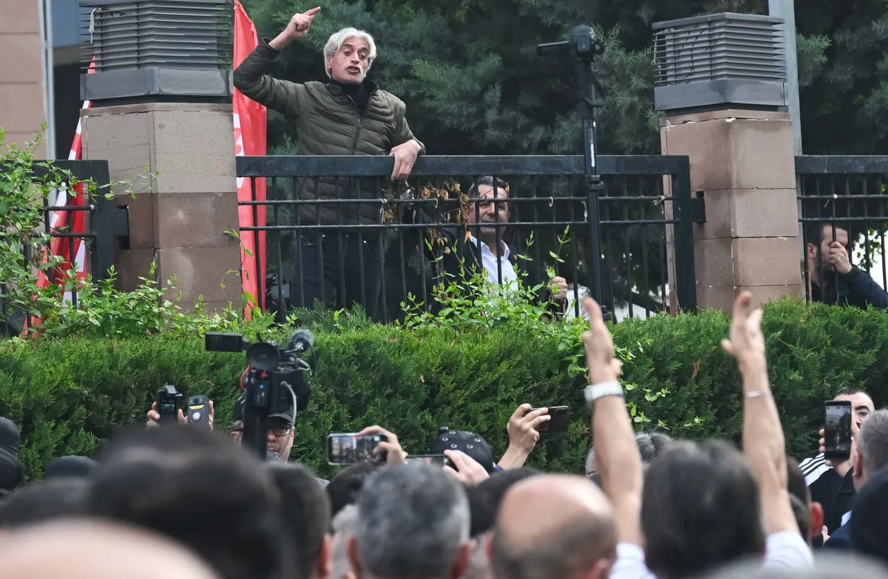CHP Genel Merkezi'nde dikkat çeken anlar: Özgür Özel tebligatı yırttı!