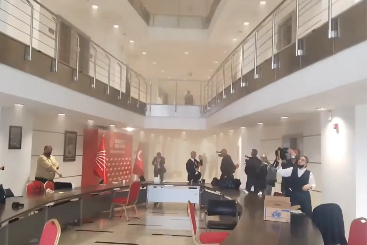 CHP Genel Merkezi'nde dikkat çeken anlar: Özgür Özel tebligatı yırttı!