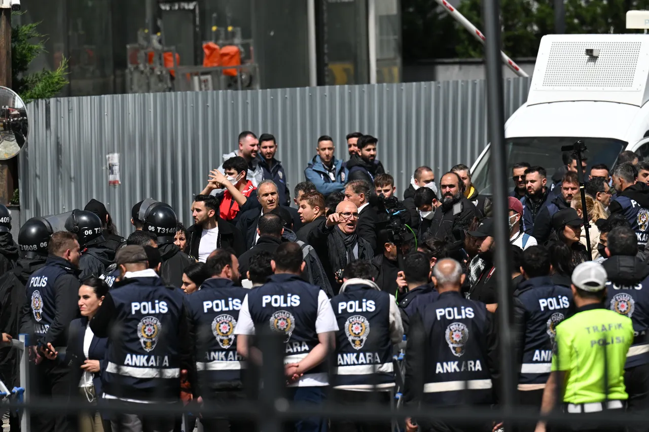 CHP Genel Merkezi'nde dikkat çeken anlar: Özgür Özel tebligatı yırttı!