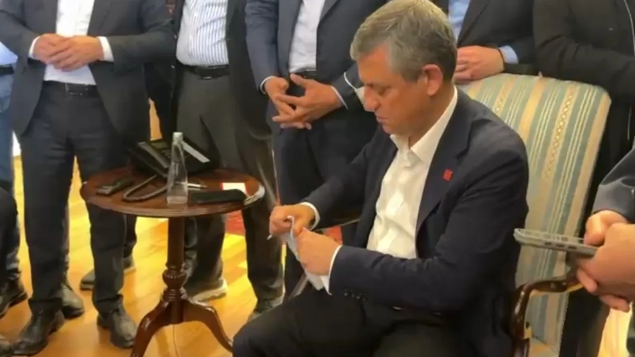 CHP Genel Merkezi'nde dikkat çeken anlar: Özgür Özel tebligatı yırttı!