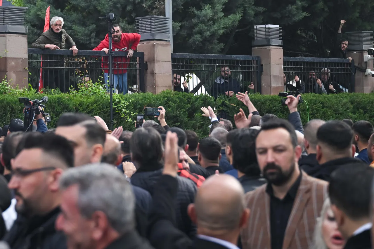 CHP'de tahliye gerginliği! Polis ekipleri CHP Genel Merkezi'ni boşalttı