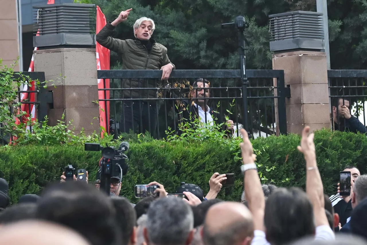 CHP'de tahliye gerginliği! Polis ekipleri CHP Genel Merkezi'ni boşalttı