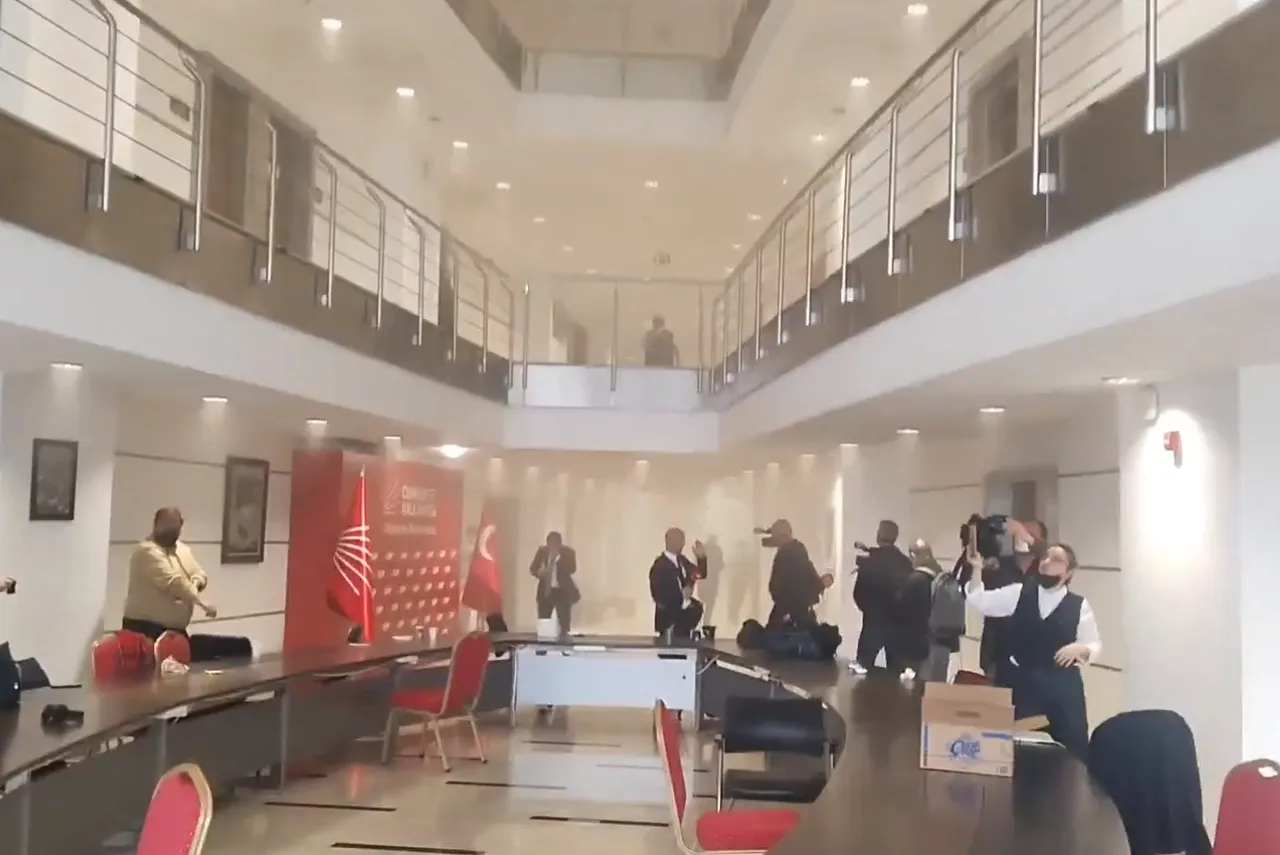 CHP'de tahliye gerginliği! Polis ekipleri CHP Genel Merkezi'ni boşalttı