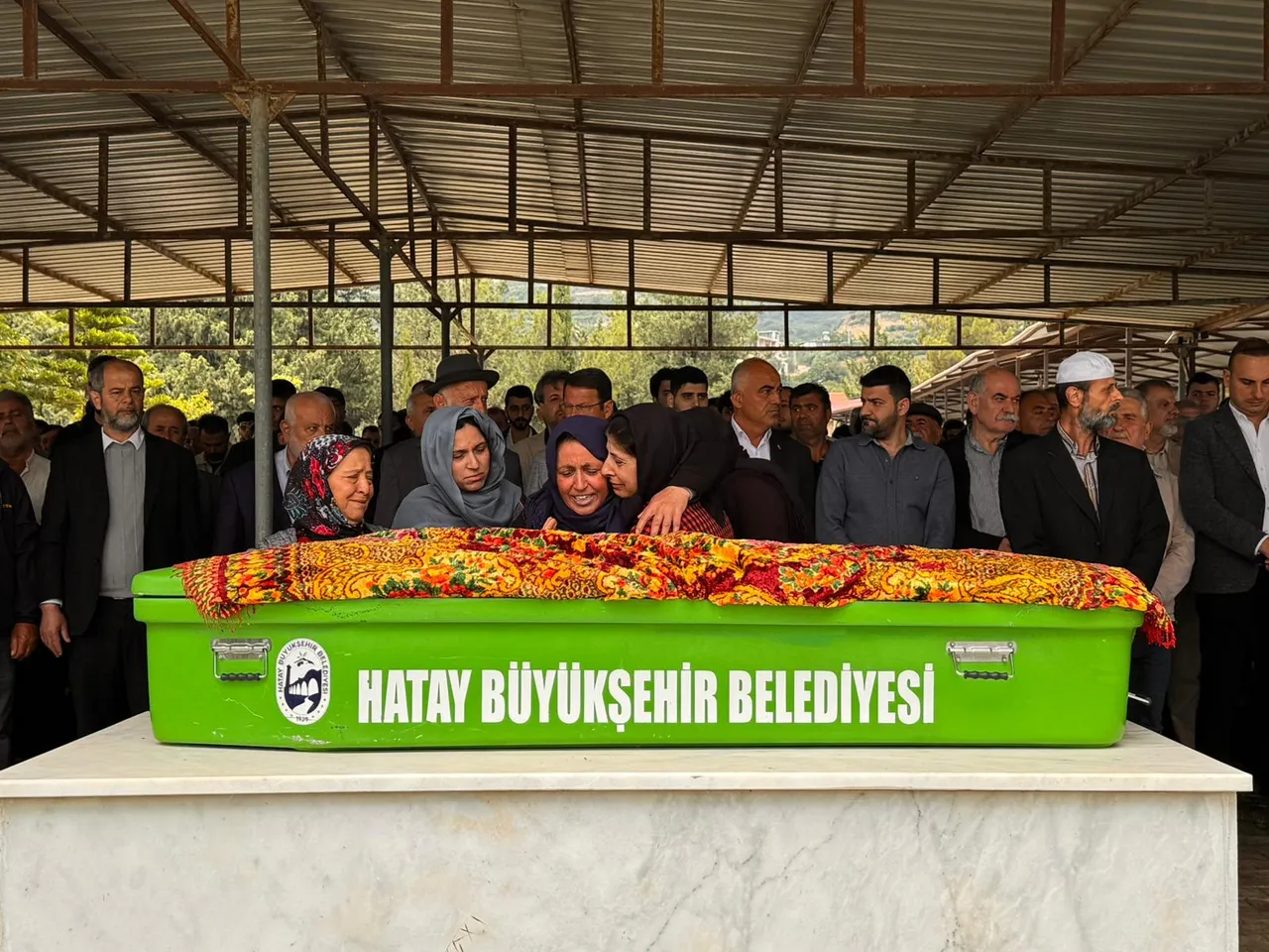 En acı anne feryadı, oğluna döktüğü gözyaşları yürek dağladı: Arkadaşların burada, sen niye gittin?