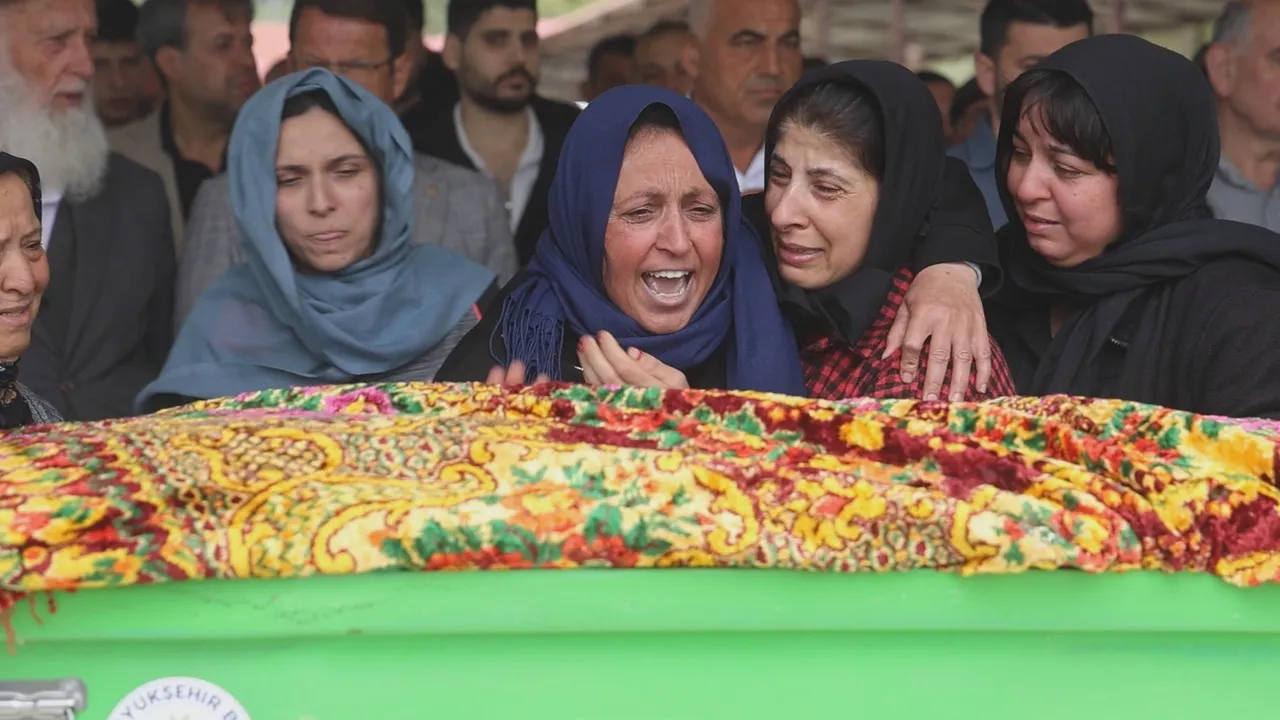 En acı anne feryadı, oğluna döktüğü gözyaşları yürek dağladı: Arkadaşların burada, sen niye gittin?