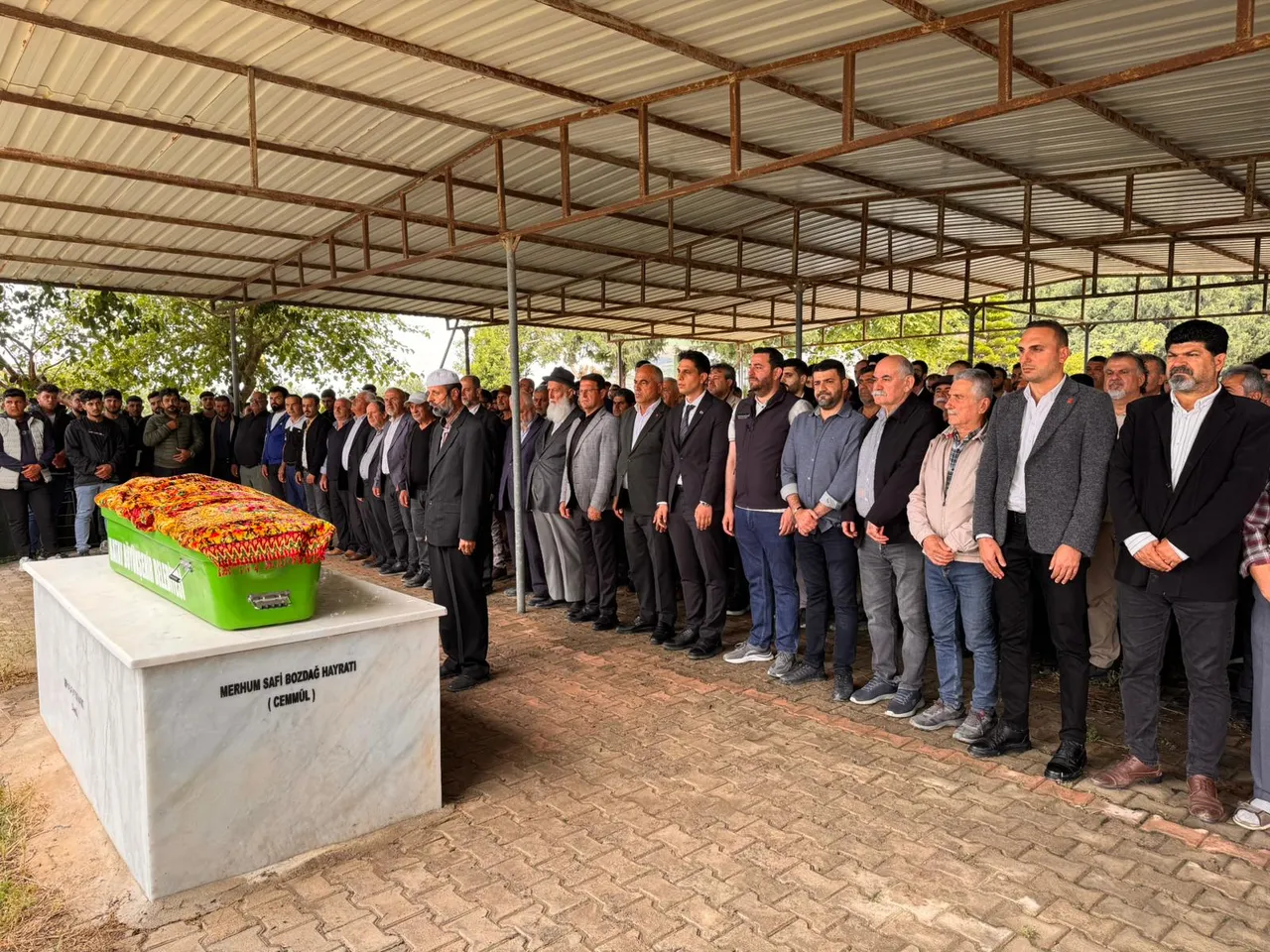 En acı anne feryadı, oğluna döktüğü gözyaşları yürek dağladı: Arkadaşların burada, sen niye gittin?