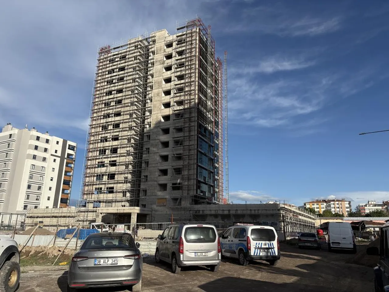Kayseri'de feci iş kazası! Yük asansöründeki mermer başına düştü