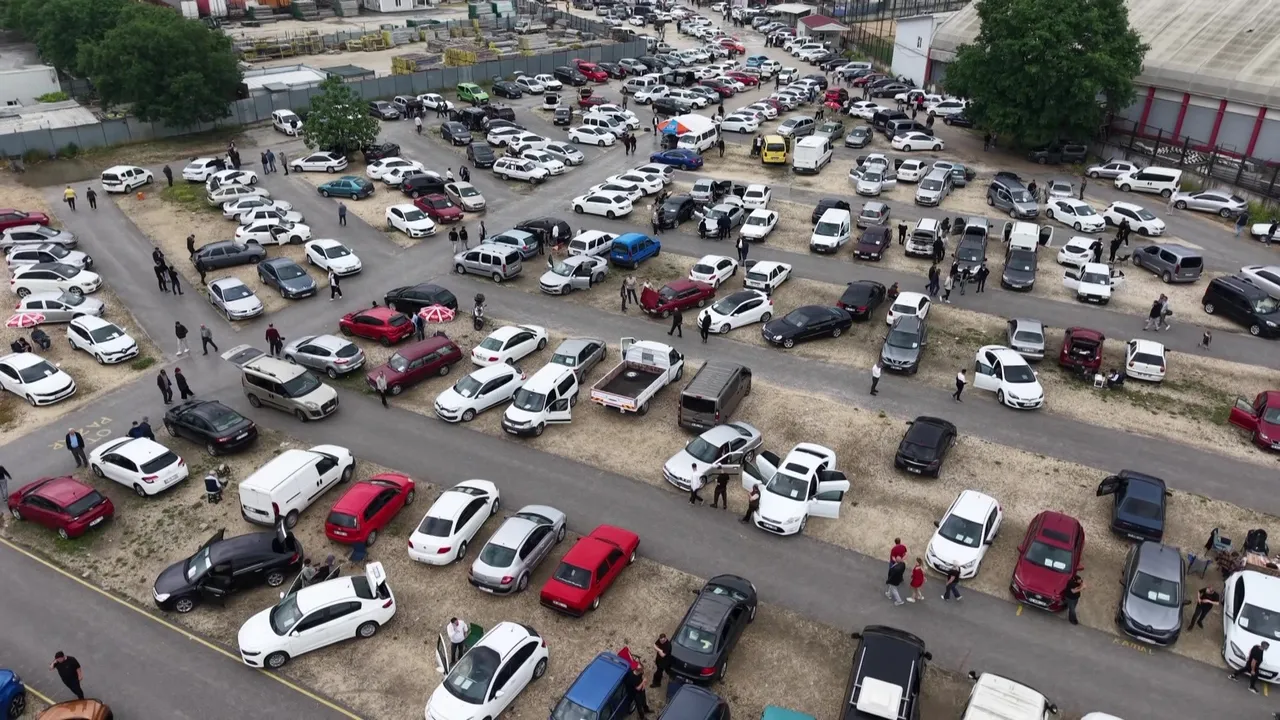 Sabahın erken saatinde akın ettiler! Kiralamak yerine satın almayı tercih ediyorlar