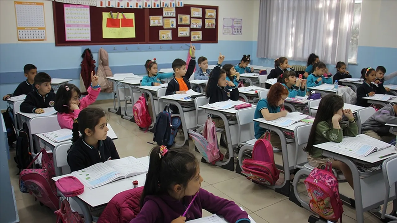 Yarın okullar var mı? 25 Mayıs Pazartesi okullar açık mı, kapalı mı?