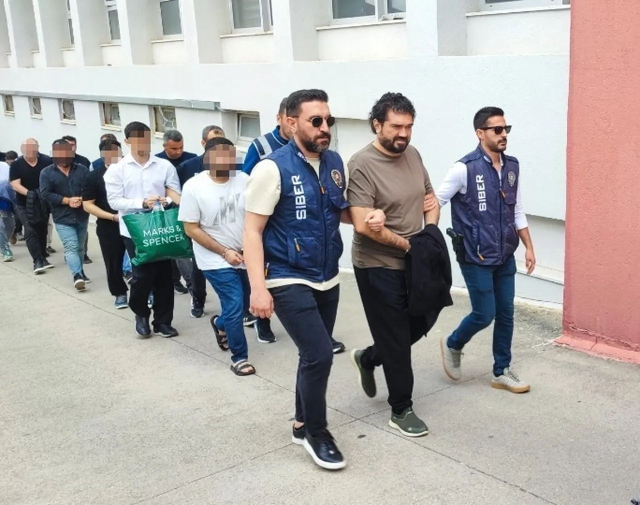 5 TL ile milyonluk vurgun! "Havala" yöntemi kullanarak kara para akladılar