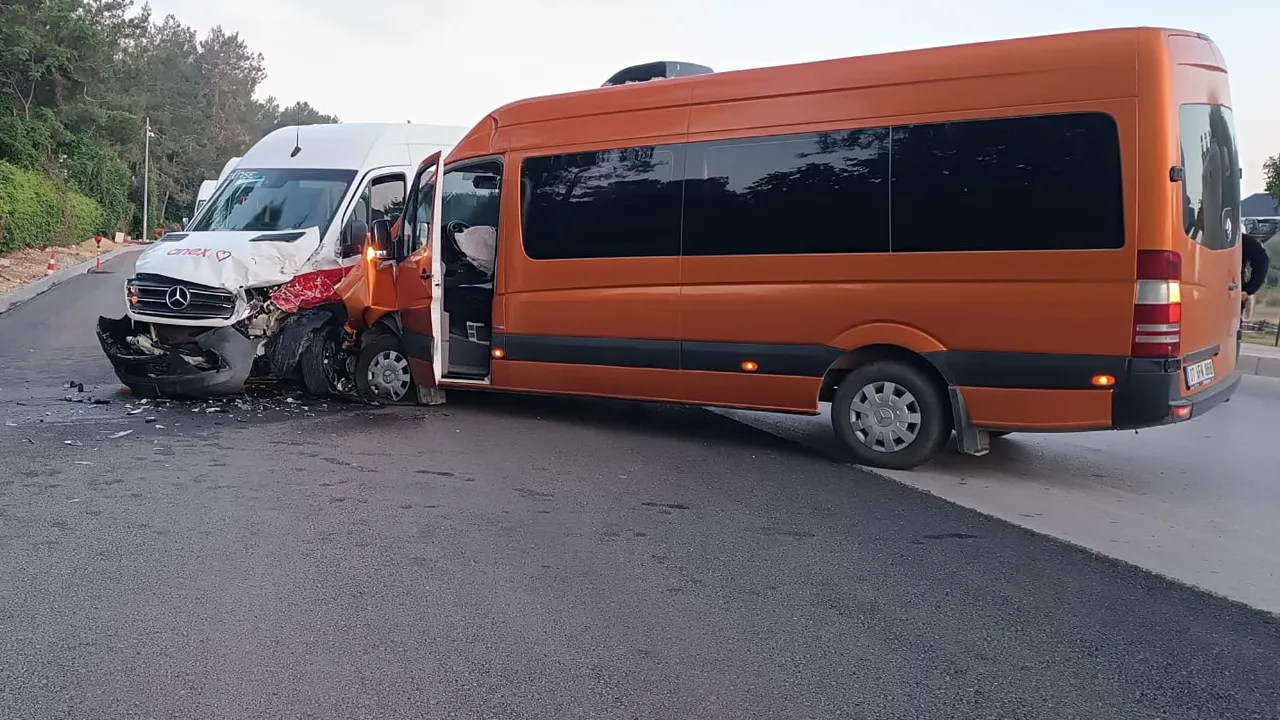Antalya'da minibüsler çarpıştı: 13 turist yaralandı